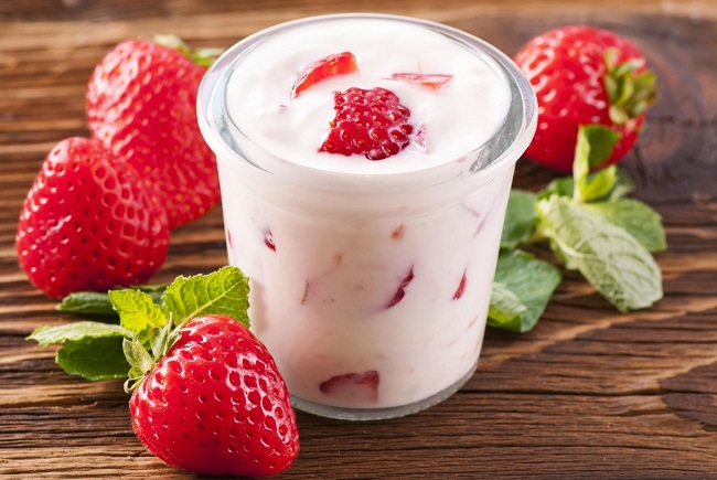 Йогурт с ягодами
