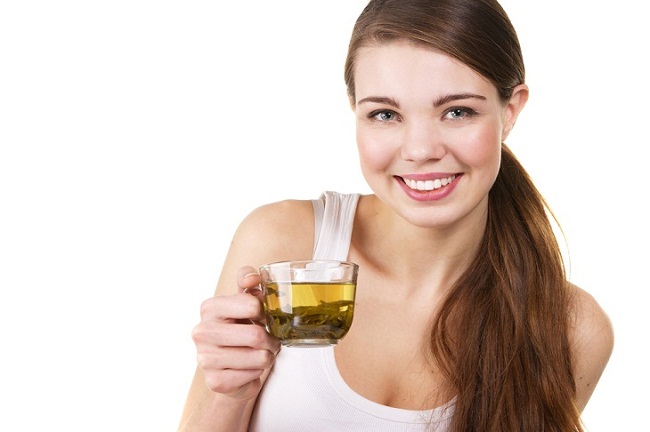 Девушка пьет зеленый чай